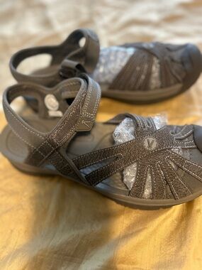 Visonic KEEN Dark gray Textured Strappy Sandals size 8 medium.